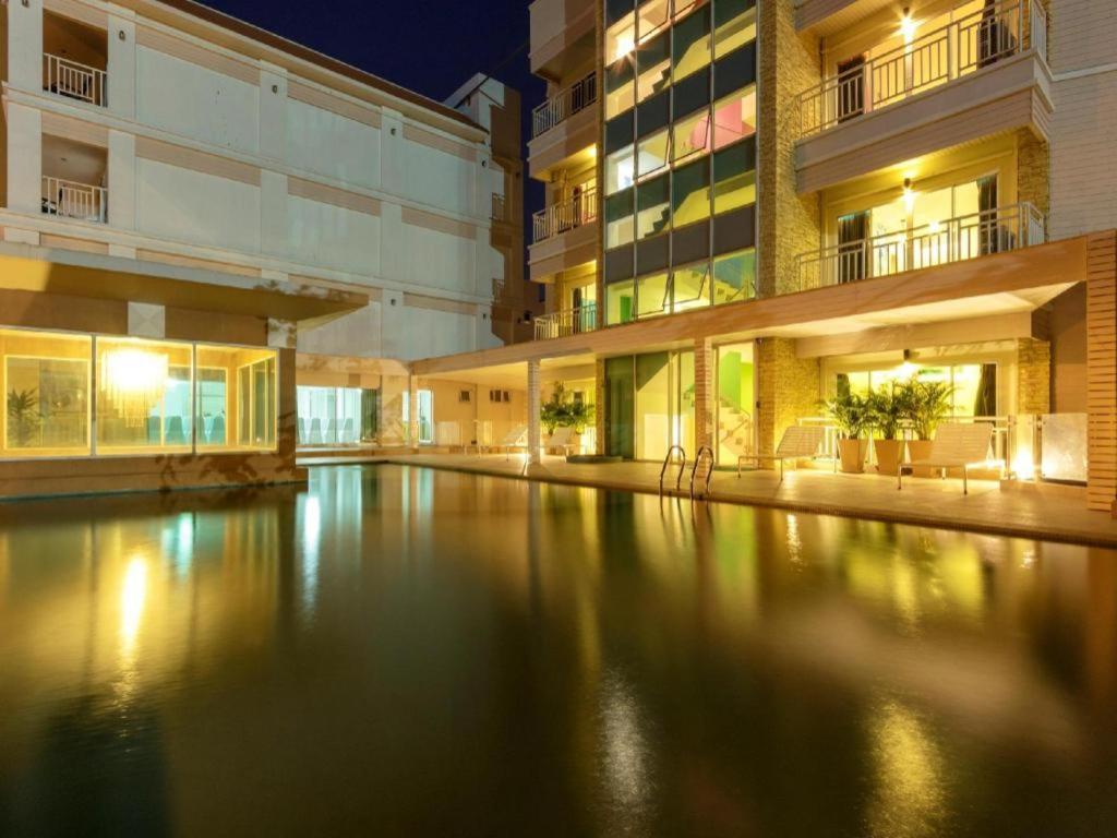 Nana Chat Bangsaen Hotel Си Рача Екстериор снимка