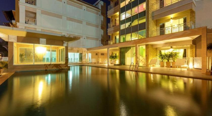 Nana Chat Bangsaen Hotel Си Рача Екстериор снимка