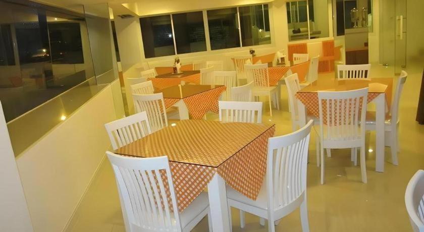 Nana Chat Bangsaen Hotel Си Рача Екстериор снимка