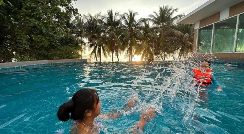 Nana Chat Bangsaen Hotel Си Рача Екстериор снимка